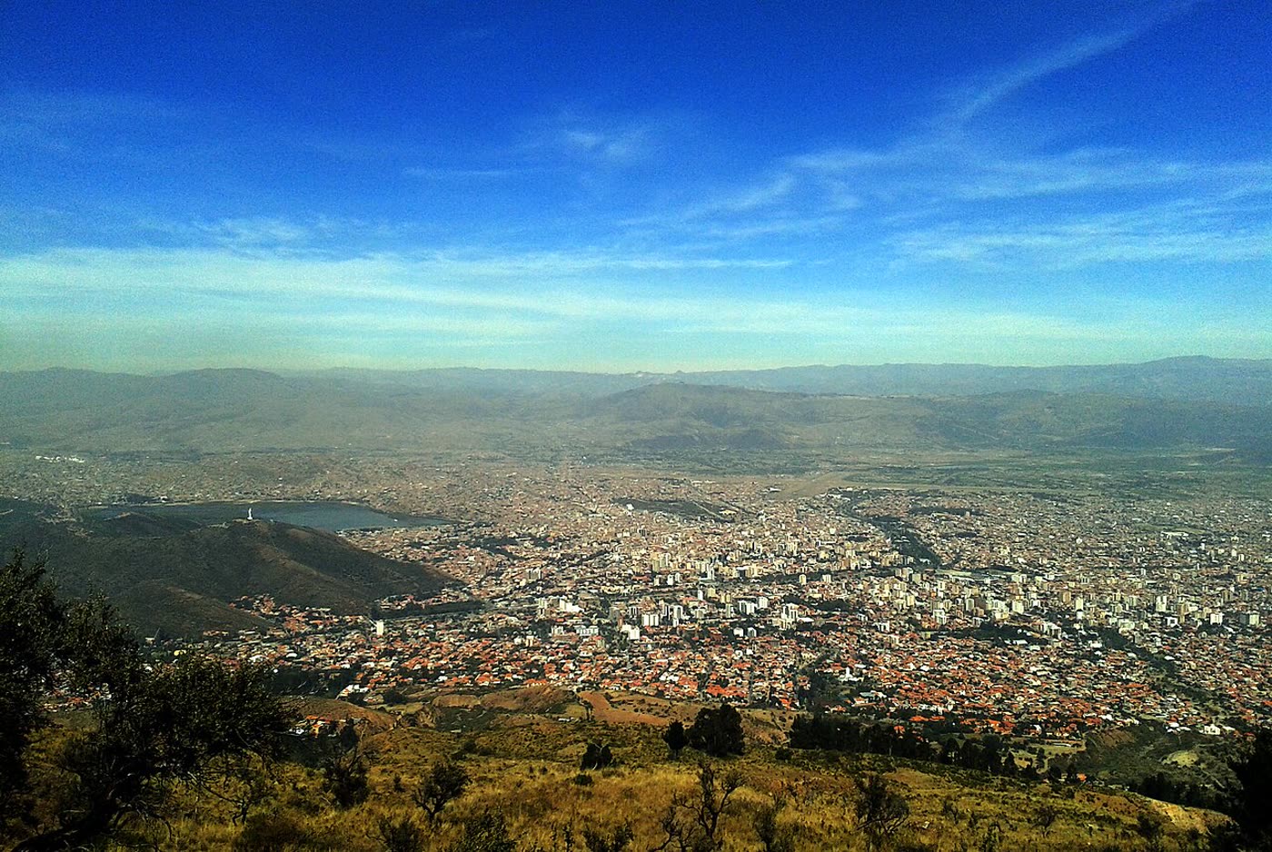 El valle de Cochabamba visto desde la cordillera del Tunari, con la ciudad extendida abajo