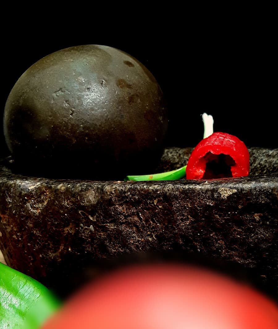 Batán de piedra con moroko, locoto rojo y tomate para moler llajwa